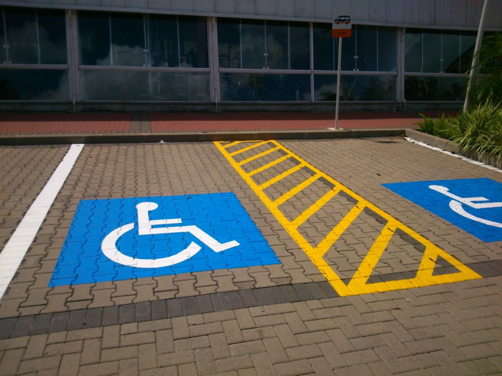 estacionamento-preferencial-direito-dos-idosos-e-deficientes-f-sicos